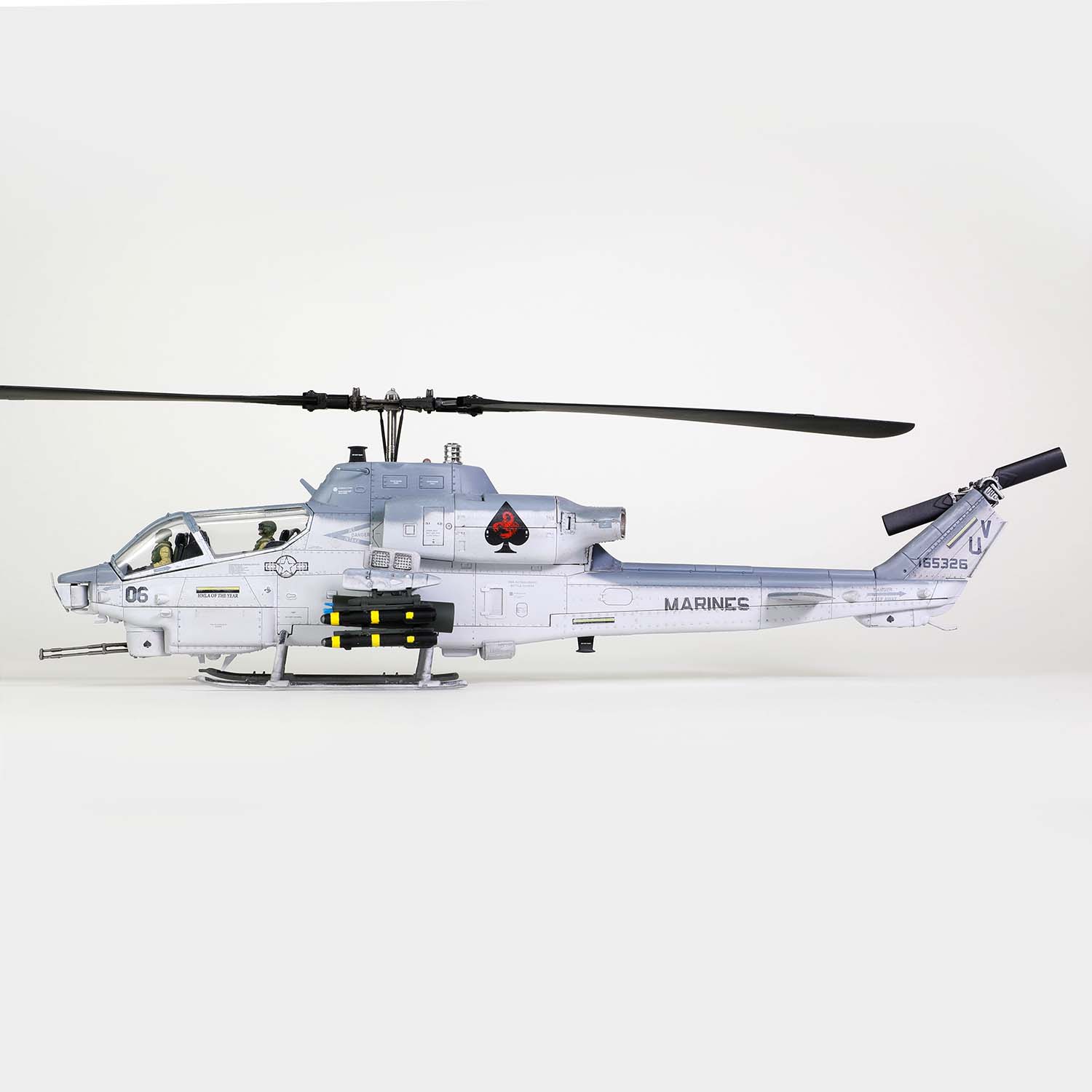 1:48 贝尔AH-1W 威士忌眼镜蛇直升机 (NTS排气喷嘴)